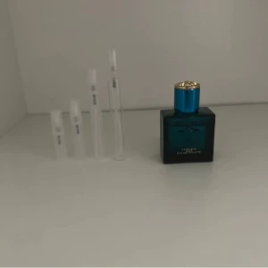 Versace eros 10ml - Säljer sample av Versace Eros Edt. Rekommenderar att köpa flera samples eller större mängder för att göra det mer prisvärt. Perfekt för dig som vill testa olika dofter innan du köper en fullstor flaska. 