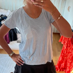 Ljusblå t-shirt från Kaffe - Enkel och snygg ljusblå t-shirt från Kaffe med rund halsringning och liten bröstficka. T-shirten är i mjuk bomull och har korta ärmar. Perfekt till jeans eller shorts för en chill look. Lite tunnare material ibak 🥰passar xs-m