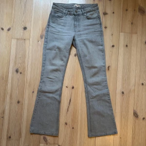 Grå bootcut jeans från Gina Tricot - Snygga grå bootcut jeans från Gina Tricot Young i samarbete med Iza & Elle. De har en justerbar midja för perfekt passform. 