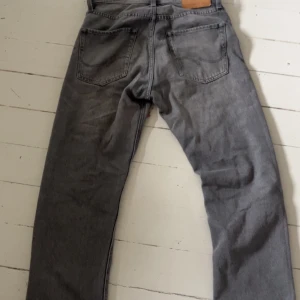 Grå jeans från Jack & Jones - Snygga grå jeans från Jack & Jones i modellen Relaxed/Chris. 