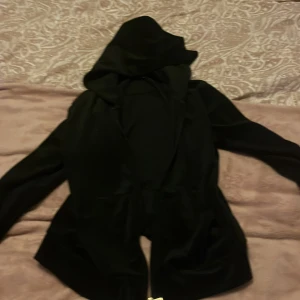 Svart hoodie med luva - Säljer denna kofta med dragkedja och hoodie. Jätte skön och passar till allt. Den är inte aöndrig nånstans och har heller inga fläckar eller märken