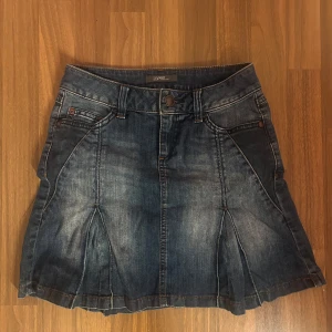Esprit jeanskjol - Jättesöt jeanskjol från esprit som är för liten för mig😔Fick av min kusin för några år sedan, direkt från 2000s talet! Perfekt till sommaren och våren🌺