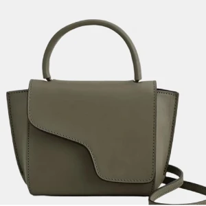 Grön ATP väska - Säljer min älskade ATP väska då den inte längre kommer till använding💕 väskan är ganska sliten, skriv för fler bilder! Priset kan diskuteras❣️