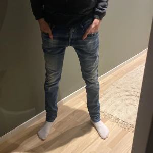 Blå replay anbass jeans  - Snygga blå jeans med en klassisk femficksdesign och lätt slitna detaljer. De har en slim fit pasform och är perfekta för en avslappnad stil. Modellen heter Anbass hyperflex för mer info och bilder är det bara att kontakta oss mvh//Nordica Clothing