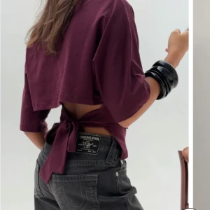Nelly open back tie tee - Säljer eftersom den kommer inte till användning, har testat tröjan bara, det är en jätte fin vinröd tröja som man kan knyta ihop vid den öppna ryggen, original pris var runt 299 (den gick ner i pris till 250 men jag köpte den för 299)