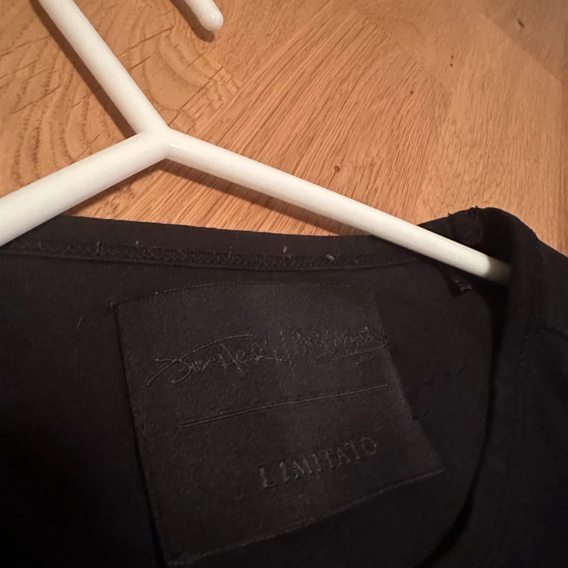 Svart t-shirt från Limitato - 2