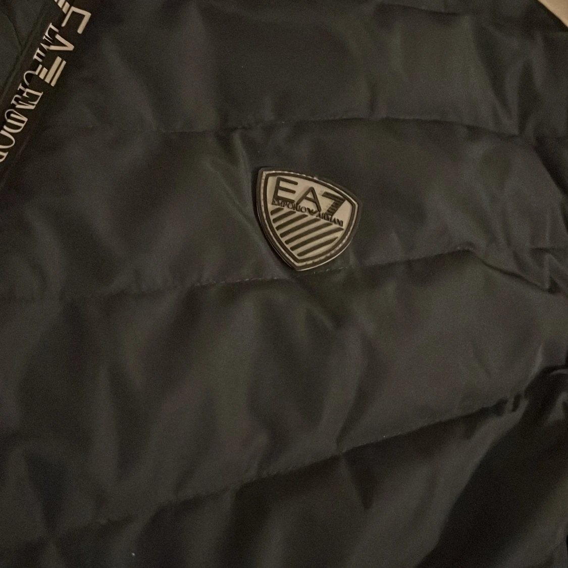 Mörk blå dunväst från EA7 - 2