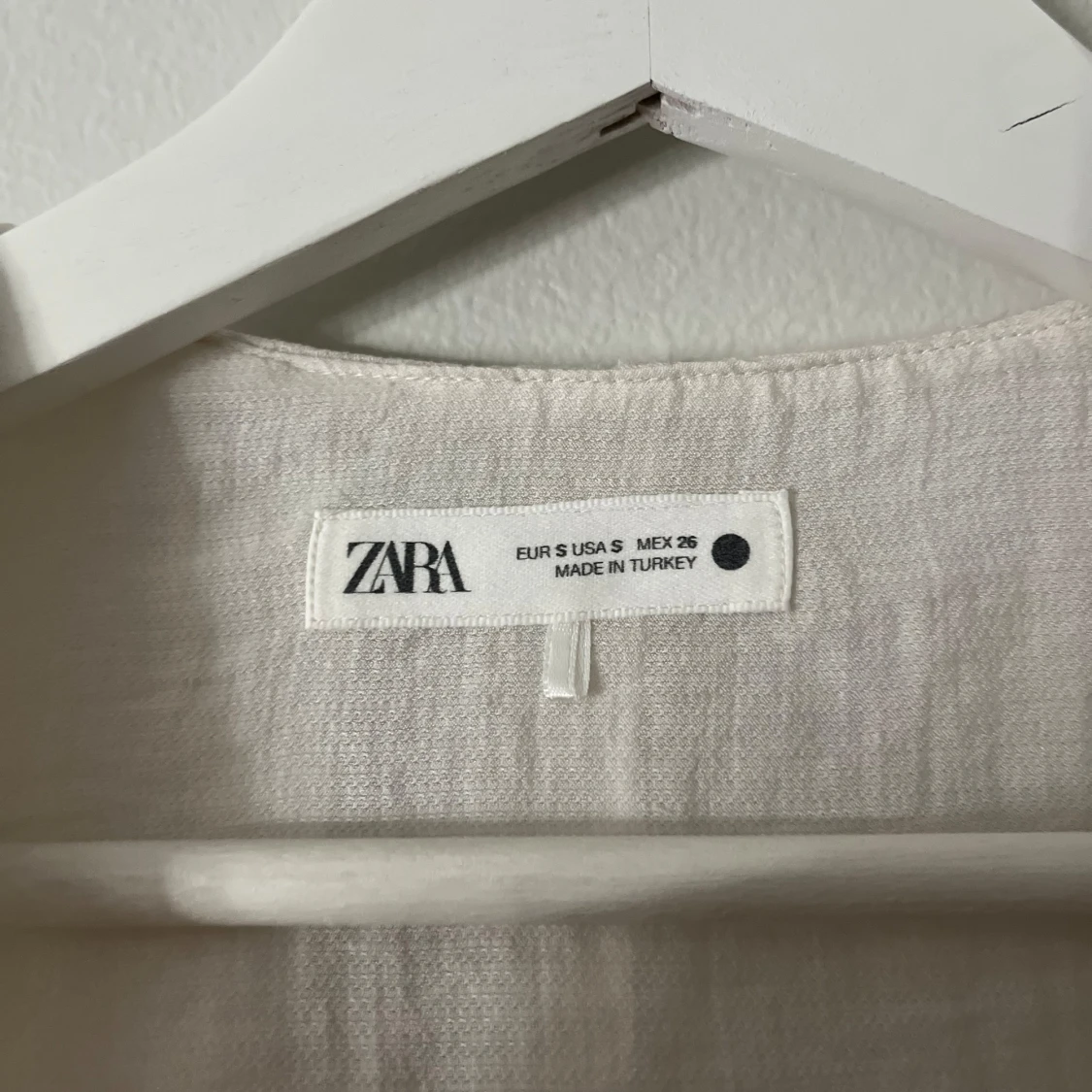 Fin beige blus med volangdetaljer - 1