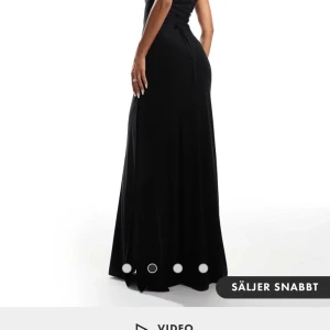 Svart långklänning - Elegant svart långklänning med en tight passform. Klänningen har en stilren design och är perfekt för festliga tillfällen. Den är ärmlös och har en smickrande siluett som framhäver figuren. Har både i storlek xs och s. Helt nya 