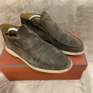 Loro Piana Open Walk - Riktigt schyssta Open Walk från ikoniska Loro Piana i färgen Warm Gray. I mitt tycke den skönaste skon. Skor, box och dustbags ingår. Inga byten.