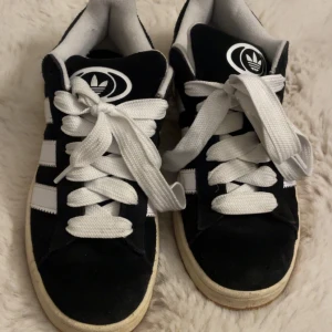 Adidas Campus (Svart) - Jag säljer mina Campus då dem inte kommer till användning. Har använt dem ca 4-5 ggr och är i väldigt fint skick, dem är även enkla att fräscha upp och kan även göras av mig innan export!