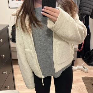Vit teddyjacka/kofta - Vit populär teddyjacka med dragkedja framtill från H&M i storlek S 🌸☀️perfekt för våren