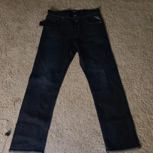 Mörk blå Replay THAD jeans  - Snygga mörkblå jeans från Replay, använd en gång. Storlek 158cm. Säljer på grund av att jag inte gillat dom för dom är lite för baggy 