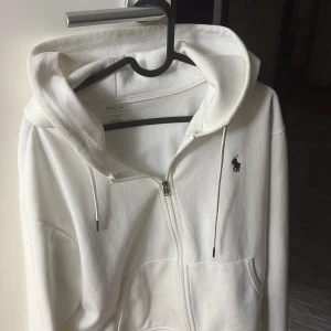 Vit zip hoodie Ralph Lauren - En vit polo zip hoodie i top skick. Plagget är välomskött och har inga defekter! 