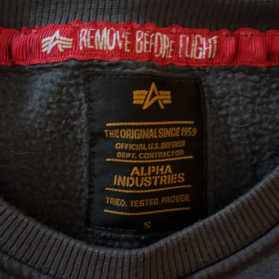 Mörkgrå sweatshirt från Alpha Industries - 3