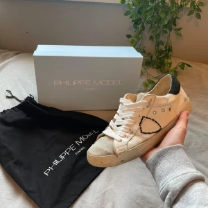 Philippe modell skor  - Säljer dessa riktigt feta Philippe modell skor till ett väldigt bra pris👌. Skokartong, dust bag och tack kort ingår. Skorna har ganska mycket defekter som man kan se på bilderna men ser fortfarande hyfsat fräscha ut ovanifrån. Storleken på dom är 41 men skulle vilja säga att dom sitter som 42.  Om man har några frågor eller funderingar så är det bara att skicka🤗