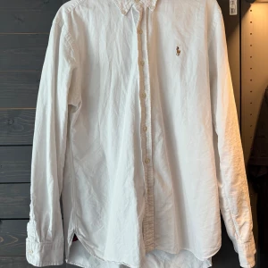 Ralph Lauren skjorta - Vit skjorta från Polo Ralph Lauren. Nypris 1500kr. Modell slim fit.