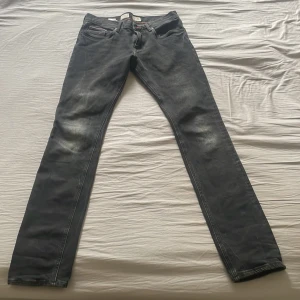 Svarta jeans från Tommy Hilfiger - Snygga svarta jeans från Tommy Hilfiger i modellen Layton Stretch. De har en extra slim fit passform och klassisk femficksdesign. Perfekta för en stilren look med en touch av stretch för extra komfort.