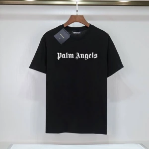 Svart t-shirt från Palm Angels - Snygg svart t-shirt från Palm Angels med deras ikoniska logga i vitt på framsidan. Tillverkad i mjukt material för en bekväm passform. Perfekt för en stilren look. Finns i STRL S