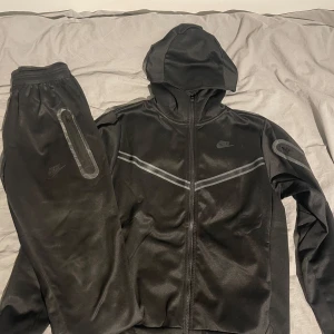 Nike tech tracksuit - Nyskick inga skador alls tagit hand om den bra använd fåtal gånger, storlek S. Inget lall eller krångel