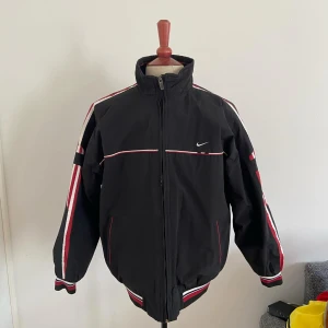 Nike acg vind jacka  - En tvärfet vindjacka från Nike acg. Storlekslappen saknas men uppskattar den till en medium, se måtten. Mått: Längd: 67cm. Armhåla till armhåla: 58cm. Innerarmslängd: 48cm 