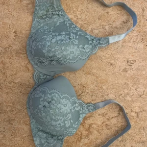 Ljusblå spets-bh - Säljer en elegant ljusblå bh med vacker spetsdetalj. Den har justerbara axelband och en mjuk kupa för extra komfort. Perfekt för att känna sig både bekväm och stilfull.