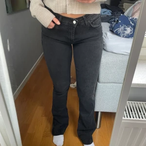 Svarta LTB Flared/Bootcut Jeans ”Fallon” - Svarta jeans från LTB, ”flared Fallon”. Stretchiga. Använda max tre gånger, som nya. Storlek W29 L32, jag är 169 cm lång. Köpt för 799kr.