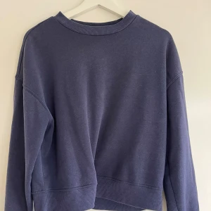 Blå sweatshirt - Sweatshirt från H&M. Skriv för fler bilder!