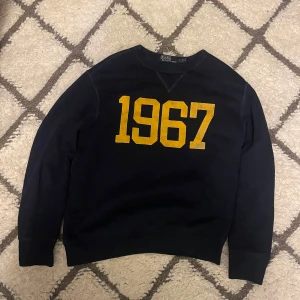 Ralph lauren tröja - Fet Ralph lauren tröja i färgen mörkblå. Storlek S - sitter bäst på 170 - 180cm lång. Riktigt bra skick. Skriv gärna för fler bilder.