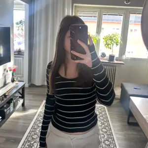 Säljer en svart och vit randig tröja från H&M i storlek S. Tröjan har en v-ringad design och är långärmad, perfekt för en stilren look. Den är gjord i ett ribbat material som ger en skön passform. Passar bra till både jeans och kjol! Nypriset är 199kr 
