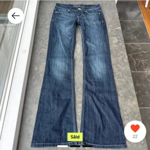 Lågmidjade jeans - !INTE SÅLD ÄNNU!                                                            Säljer några jätte söta och snygga lågmidjade jeans som var köpta på Plick men som tyvärr var för små💕Midjan rakt över: 38cm Midje höjden: 17cm innerbenslängd: 84cm