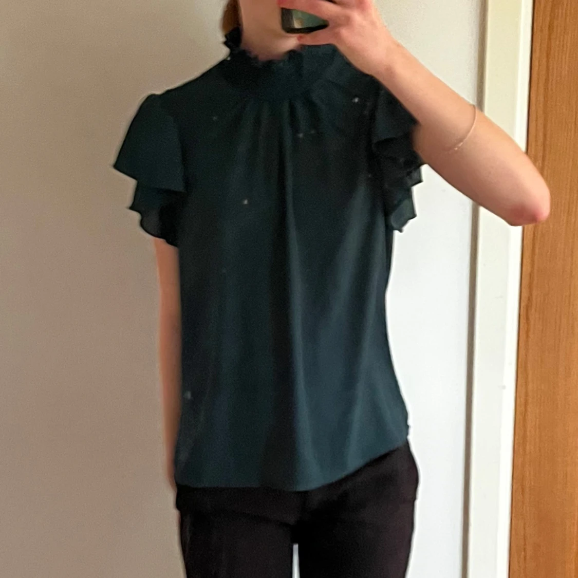 Mörkgrön blus med volangdetaljer - 3