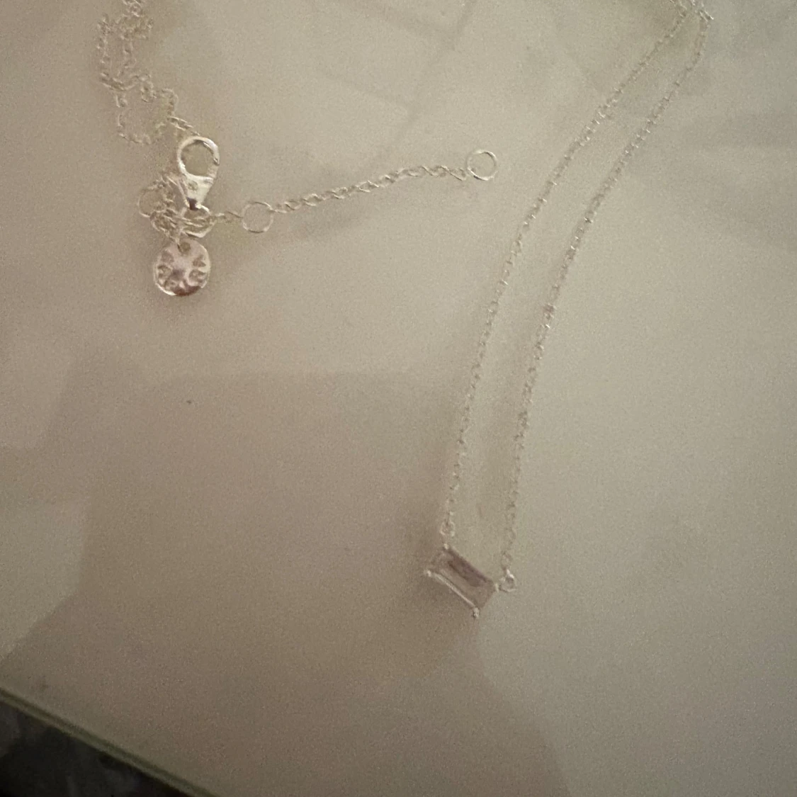 Silverfärgat halsband med berlock