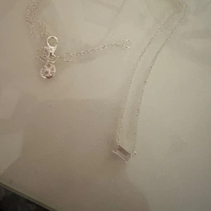 Silverfärgat halsband med berlock - Halsband från Safira jätte fint, nytt chick.