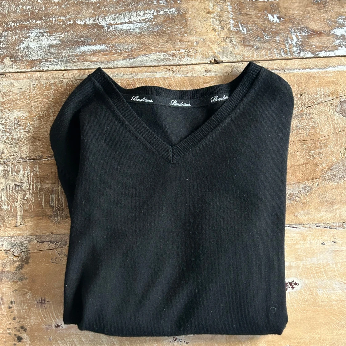 Svart v-ringad tröja från Stenströms