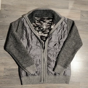 Grå Vadderad Cardigan  - Säljer nu denna riktigt snygga cardiganen med vaddering. Finns inget märke på den men köptes för 1399. Jackan är i nyskick och har endast blivit testad. Storlek S. Hör av dig om du har några frågor eller vill ha fler bilder! Pris är diskuterbart vid snabb affär🤝