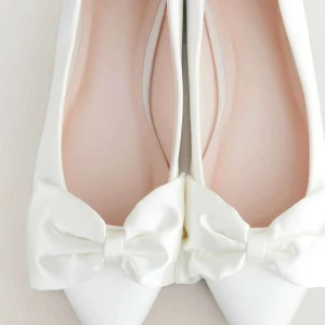 Vita ballerinaskor med rosett - Fina vita ballerina skor som är perfekta till bland annat studenten! Helt slutsålda på hemsidan. Aldrig använda utan enbart testade🌸