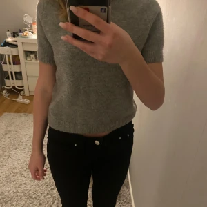 Grå stickad tröja - Fin tröja i bra skick. Använd ett fåtal gånger