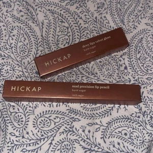 Hickap Lip Combo - Set med en läppenna och ett läppglans från Hickap. Läppennan och läppglanset är i färgen ”Burnt Sugar” köpt för 318kr+frakt, säljer för 200+frakt! ALDRIG ANVÄNT, inte ens testad!💕