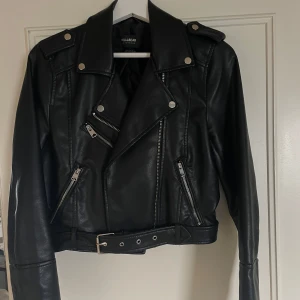 Svart skinnjacka  - Snygg svart skinnjacka från Pull&Bear med dragkedjor och bälte i midjan, stl M men skulle snarare säga S!🖤