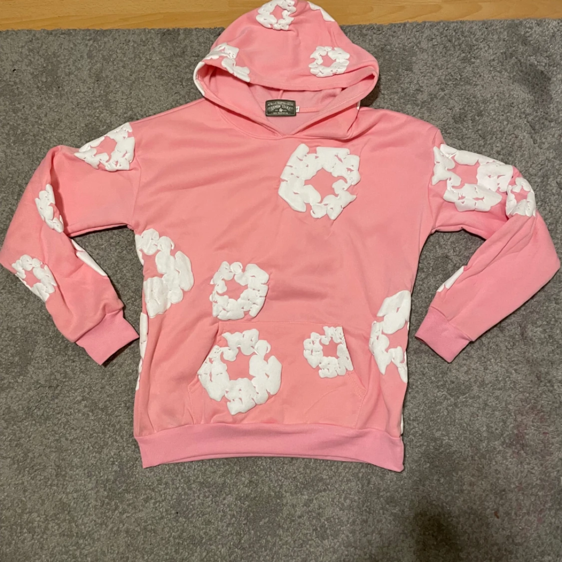 Rosa hoodie från Denim Tears