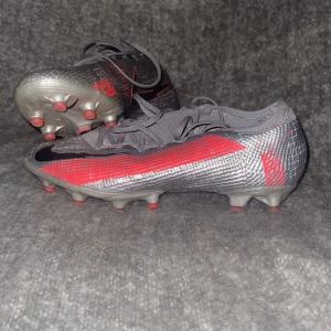 Nike vapor 13 elite Neighbours Pack - Nike vapor 13 elite Neighbours Pack ett par fotbollsskor ifrån Nike. Dem är i storlek 40 och ingen medföljer endast skorna. Perfekt nu till vårsäsongen och prestation kommer sker i skorn