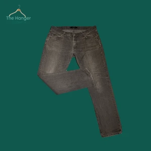 J.Lindeberg Jeans - Säljer nu dessa feta gråa J.Lindeberg jeansen i gott skick. Väldigt populära just nu och riktigt stilrena. Säljer på grund av att storleken inte passar.