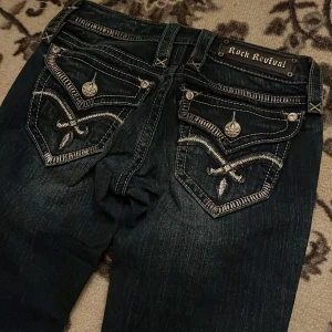 Rock revival jeans  - HELT NYA!!! Midjemått rakt över: 35, innerbenslängd: 81