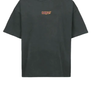 Svart t-shirt med Bolaget-tryck - Cool svart t-shirt från Bolaget med ett litet tryck fram och ett stort, färgglatt tryck på ryggen. Perfekt för en avslappnad stil.