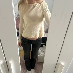 Beige/ljus gul jätte söt tun långarmad😻😻 - Jätte fin och gullig typ off white/ ljus gul  långarmad tröja som är genom skinlig. 😻💕💕 köpt för ganska länge sen och har inte blivit använd så mycket🌸💕