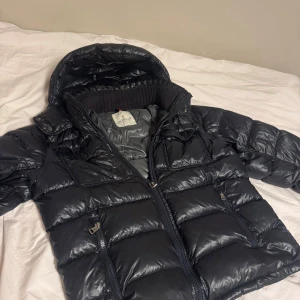 Moncler fedor - Autentisk moncler fedor navy, skriv för mer bilder eller kvitto. Storlek 4 som motsvarar ungefär L. Litet slitage längst ut på ärmarna men inget som syns nå mycket eller som har stört mig (se dom två sista bilderna)