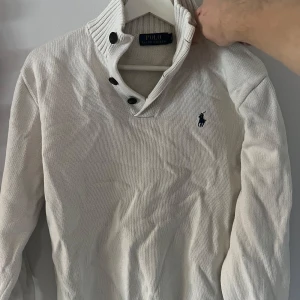 Ralph lauren tröja - Ralph lauren tröja med knappar i rätt bra skick 