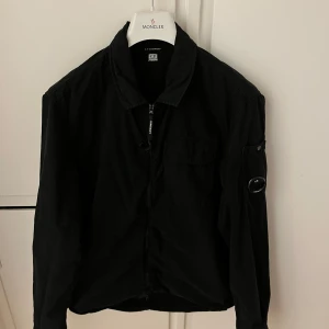 Overshirt CP COMPANY  - Säljer en svart overshirt från cp company. Stilren och sitter riktigt fint! Knappt använd där av priset. 