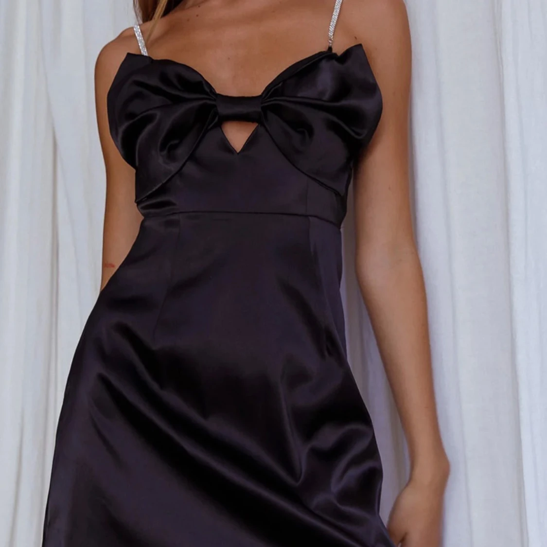 Svart klänning med rosett från Selfie Leslie